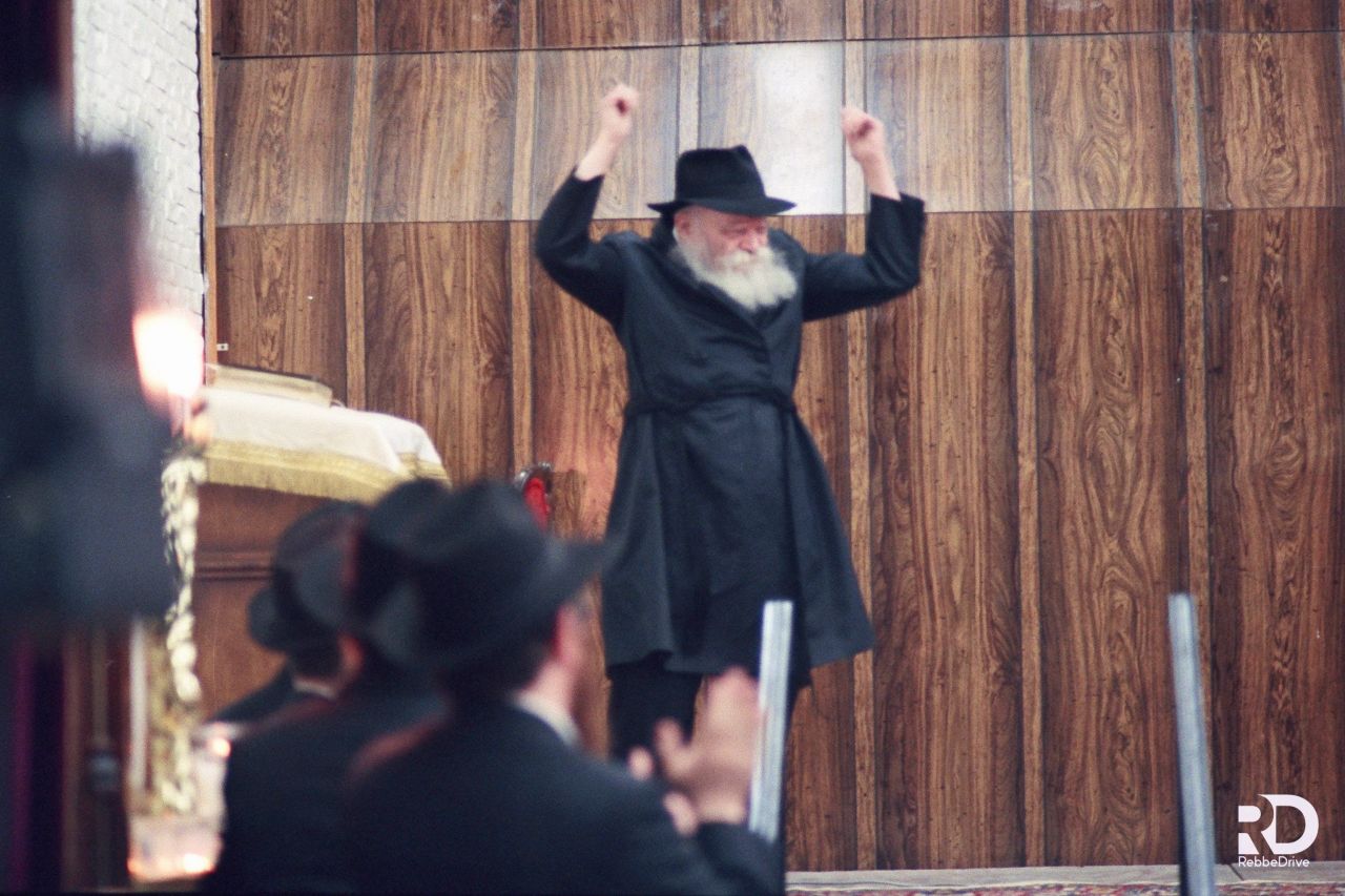 "עוצו עצה ותופר . . כי עמנו א-ל"